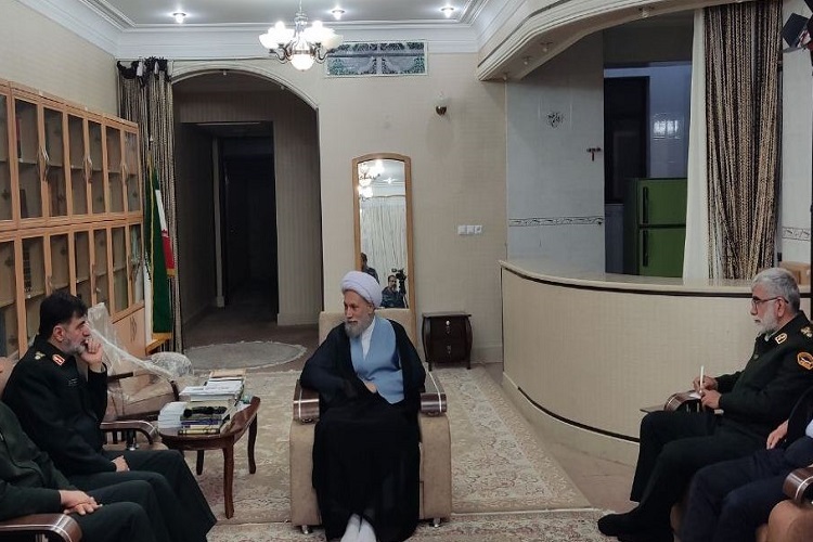 دیدار فرمانده فراجا با آیت‌الله دژکام، امام جمعه شیراز