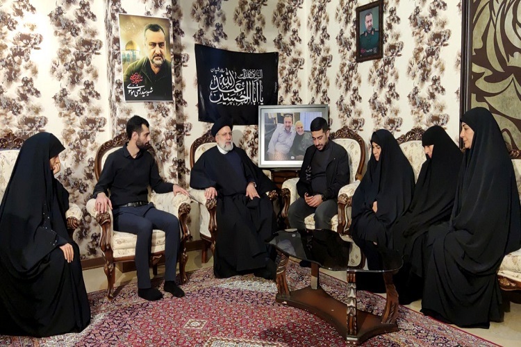 رئیسجمهور در دیدار خانواده شهید موسوی رئیسجمهور در دیدار خانواده شهید موسوی