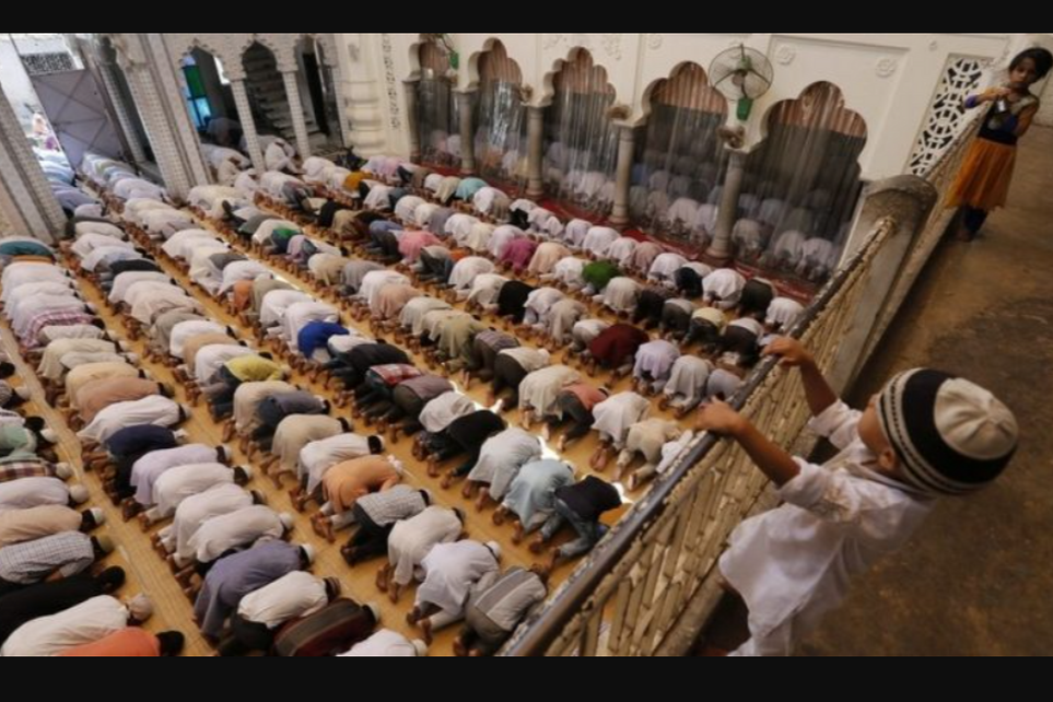 فیلم| درگذشت امام جماعت اندونزیایی در حین نماز
