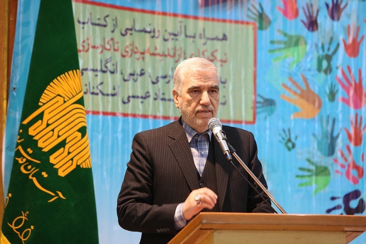 به گزارش ایکنا از خراسان رضوی و به نقل از آستان‌نیوز، همایش علمی «نیکوکاری؛ از اندیشه‌پردازی تا کارسازی» با محوریت رونمایی از کتاب استاد «عیسی اشکنانی» خیر و نیکوکار کویتی با موضوع نیکوکاری به سه زبان فارسی، عربی و انگلیسی که توسط بنیاد پژوهش‌های اسلامی آستان قدس رضوی، منتشر شده است، برگزار شد.  در این همایش که امروز ۲۵ دی‌ماه در تالار شیخ طبرسی بنیاد پژوهش‌های اسلامی آستان قدس رضوی برگزار شد، استاد برجسته و پژوهشگر مطرح معاصر لبنانی آیت‌الله علی کورانی، حجت‌الاسلام والمسلمین مهدی مهدوی‌پور، نماینده مقام معظم رهبری در هندوستان و جمعی از استادان و پژوهشگران حوزه و دانشگاه حضور داشتند.  احد فرامرز قراملکی، رئیس بنیاد پژوهش‌های اسلامی آستان قدس رضوی در این همایش در سخنانی ضمن خیرمقدم به حاضران، به تحلیل فلسفی کار خیر در پرتو سیره نظری و عملی اهل بیت(ع) پرداخت و گفت: عمل خیر شعار نمی‌خواهد یار پای کار می‌خواهد و عمل خیر به ظاهر ساده و در واقع دشوار است.  ضرورت ترجیح منافع جمعی بر فردی  قراملکی بیان کرد: انسان‌ها به لحاظ روانشناسی با غریزه حب نفس آفریده شده‌اند و منافع خود را در اولویت قرار می‌دهند، اگر نفس خود را مهار نکنیم، نسبت به دیگران بی‌تفاوت و منافع دیگران را به نفع خودمان مصادره خواهیم کرد و دیگران را ابزار منافع خود قرار می‌دهیم.  وی ادامه داد: پایداری زندگی اجتماعی با ترجیح منافع جمعی بر منافع فردی محقق می شود و این مهم عمل خیر را دشوار می کند.  رئیس بنیاد پژوهش‌های اسلامی آستان قدس رضوی با طرح این سؤال که آیا ارتباطات ما با خدا صرفا فردی است و مناجات ما با خدا در پاسخ دادن به نیاز دیگری است، افزود: نیکوکارانی ‌که شاکله خود را بر پایه امور خیر شکل دادند عمل خیر را قوام جامعه دانستند و راه های گشوده شدن نعمات الهی و تقرب به خدا، انجام کار خیر و رسیدگی به محرومان است.  مرتضی رجوعی، رئیس دانشگاه بین‌المللی امام رضا(ع) نیز در این همایش ضمن خیر مقدم به حاضران و تسلیت شهادت امام هادی(ع)، به نمایندگی از سازمان علمی و فرهنگی آستان قدس رضوی به ماموریت ویژه این سازمان و فعالیت‌هایی که در جهت خدمت‌رسانی عمومی به زائران و مجاوران و به ویژه محرومان انجام می‌شود، اشاره کرد.  رجوعی به معرفی اقدامات برخی از موسسات علمی و فرهنگی آستان قدس رضوی در حوزه خدمات اجتماعی و توجه به محرومان پرداخت و بیان کرد: آستان قدس رضوی، فعالیت‌ها و اقدامات بزرگی را با استفاده‌ از ظرفیت‌ها و مشارکت‌های مردمی و خیرین در حوزه خدمت‌رسانی به مردم انجام داده است و به ویژه در دوره جدید اهتمام ویژه‌ای به رسیدگی زائران و مجاوران و محرومین شده است.  وی ماموریت اصلی آستان قدس رضوی را تبیین و ترویج آموزه‌های قرآن و معارف اهل بیت عصمت (ع)، اثر‌گذاری زیارت و ترویج وقف و نذر، برشمرد و گفت: موسسات و نهادهای مختلف می‌توانند در حوزه‌های مختلفی همچون کمک به توسعه اقتصادی اجتماعی و فرهنگی حاشیه شهر مشهد، همکاری‌های مشترکی با مجموعه آستان قدس رضوی داشته باشند.  رجوعی بیان کرد: در همین راستا دانشگاه بین‌المللی امام رضا(ع) با مطالعات میدانی عمیق به منظور توانمندسازی مردم حاشیه شهر همکاری های ارزنده‌ای با شهرداری مشهد و بسیج داشته و در همین راستا دوره‌های آموزشی توانمندسازی و کارگاه‌های مختلفی را در حاشیه شهر برگزار کرده است‌.  رئیس دانشگاه بین‌المللی امام رضا(ع)، همچنین ترویج سنت حسنه ازدواج و تشکیل خانواده و توانمندسازی اندیشه‌ای جوانان که مرکز بانوان و موسسه جوانان به این امر مهم اشتغال دارند، توسعه فعالیت‌های قرآنی با برگزاری دوره‌های آموزشی در مهدالرضاها و توسعه فعالیت‌های علمی و آموزشی ویژه محرومین و نیازمندان را از دیگر برنامه‌های آستان قدس رضوی در حوزه خدمات اجتماعی برشمرد.  وی در ادامه، بهره‌گیری از رسانه برای ترویج معارف اهل بیت(ع)، ارائه محصولات فرهنگی و استفاده از ظرفیت‌های مردمی در مناسبت‌های خاص همچون ایام دهه پایانی ماه صفر و... و توسعه فضاهای زیر ساختی را از دیگر فعالیت‌های در حال انجام این مجموعه دانست.  نیکوکاری باید تبدیل به فرهنگ شود  نماینده مقام معظم رهبری نیز از دیگر سخنرانان این نشست بود که به تبیین موضوع نقش پروژه‌های خیریه در ترویج مذاهب اهل بیت(ع)، پرداخت.  حجت‌الاسلام والمسلمین مهدی مهدی‌پور، با بیان اینکه نیکوکاری باید تبدیل به فرهنگ شود، گفت: نیکوکاری و احساس مسئولیت نسبت به درد و رنج دیگران نشانه مسلمانی است و تبلیغ دین باید همراه با خدمات اجتماعی باشد، اگر تبلیغ دین بدون خدمات اجتماعی ارائه شود تاثیرش اندک است.  وی تصریح کرد: درهندوستان نیز مذاهب مختلفی حضورشان در عرصه اقتصاد و خدمات بسیار گسترده است و در آیین سیک‌ها رسیدگی به محرومان بسیار قابل توجه است.  نماینده مقام معظم رهبری در هندوستان ادامه داد: خیریه‌ها باید در کنار مساجد باشند و آستان قدس رضوی باید خدمات خیریه خود را در خارج از ایران توسعه دهد، همه شیعیان باید از آثار این آستان مقدس و شعاع تاثیرگذاری در اقصی نقاط کشور بهره‌مند شوند.