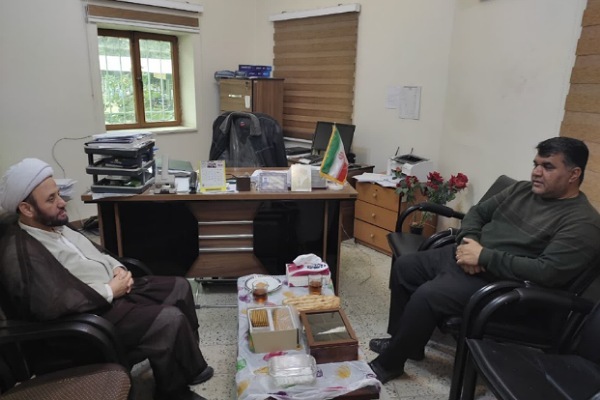 دیدار رئیس تبلیغات بخش داشلی برون با رئیس کتابخانه عمومی داشلی برون