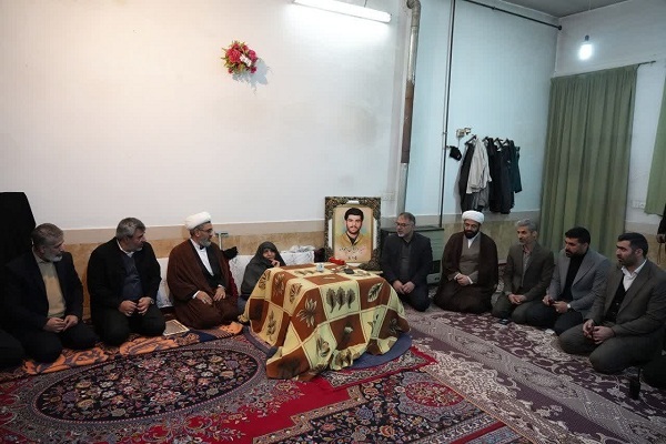 دیدار استاندار لرستان با خانواده شهیدان «موسوی و احمدوند»