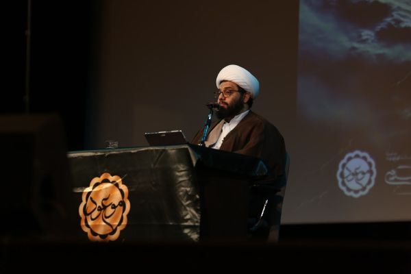 هم اکنون قیامت برپاست فقط ما نسبت به آن در حجابیم هم اکنون قیامت برپاست فقط ما نسبت به آن در حجابیم