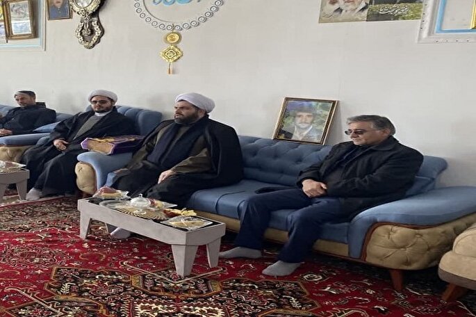 مدیرکل امور عشایر آذربایجان غربی با خانواده شهید حاجی‌نژاد دیدار کرد