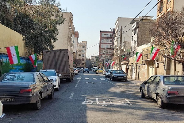 نصب هزاران پرچم مقدس ایران بر سردر منازل