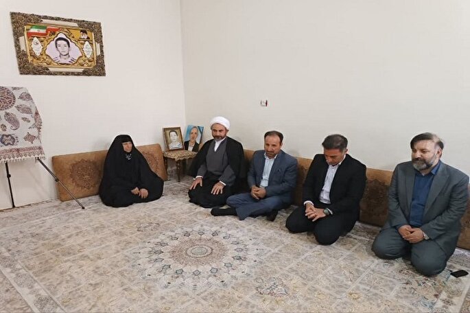 دیدار امام جمعه ایلام با خانواده‌ معظم شهیدان «آذرخش» و «رضایتی»
