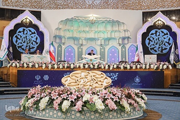 استقرار میز راهنما در سالن اصلی مسابقات بین‌المللی قرآن + فیلم