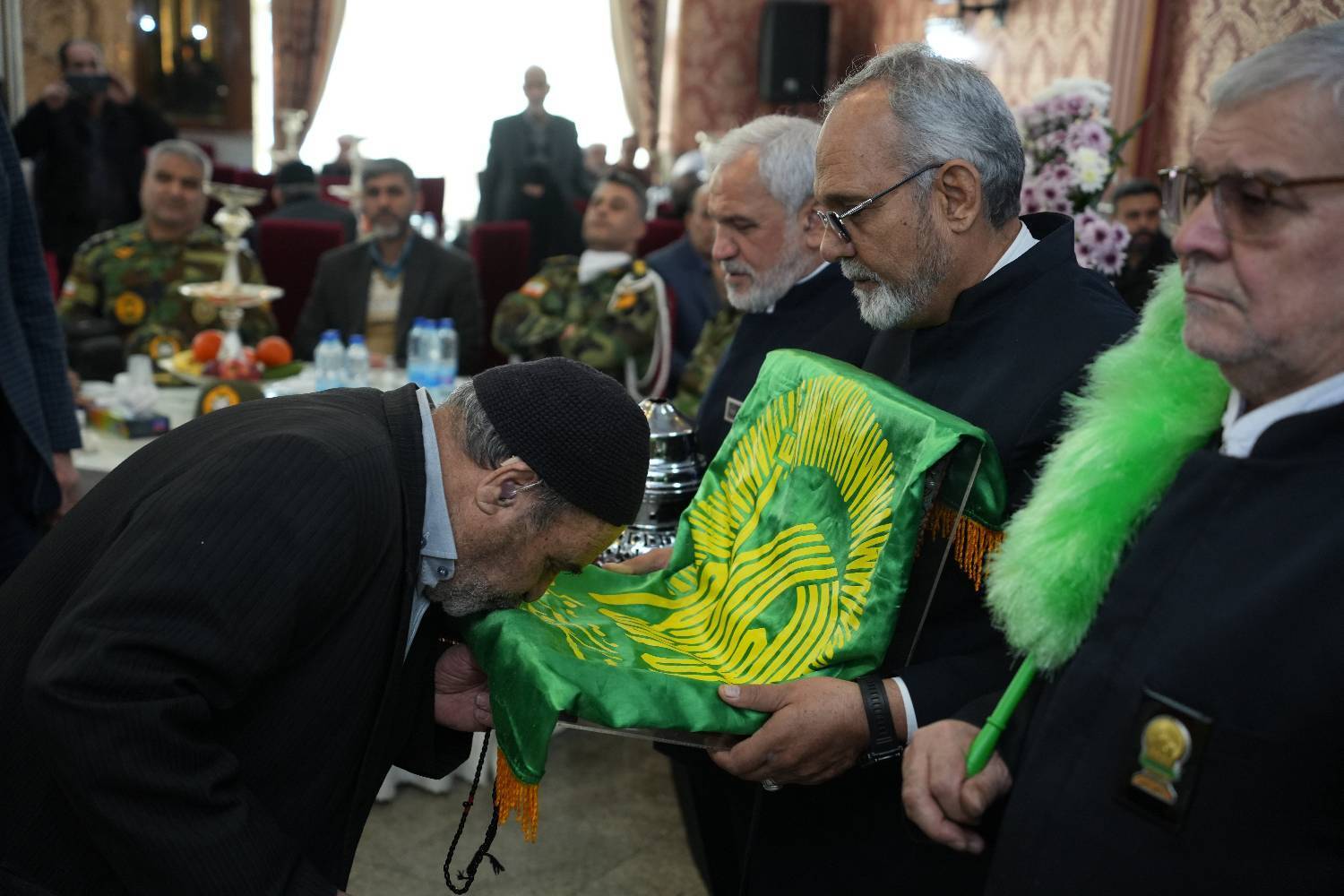آئین تجلیل از ۱۵۰ پدر شهید در منطقه ۱۴ تهران برگزار شد
