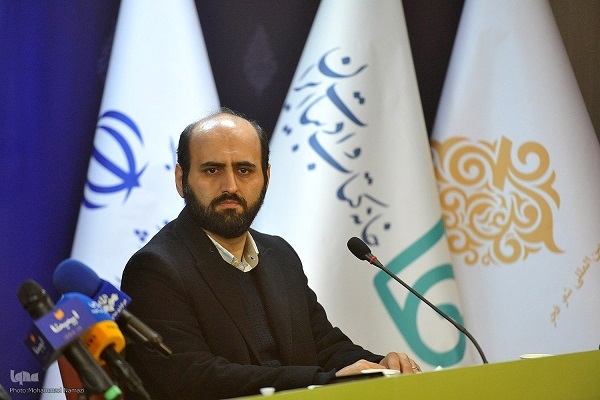 بخشی از آسیب شعر معاصر به سنگ‌اندازی عمدی برخی مدیران باز می‌گردد/ گشودن درهای شعر فجر به روی همه جهت آشتی