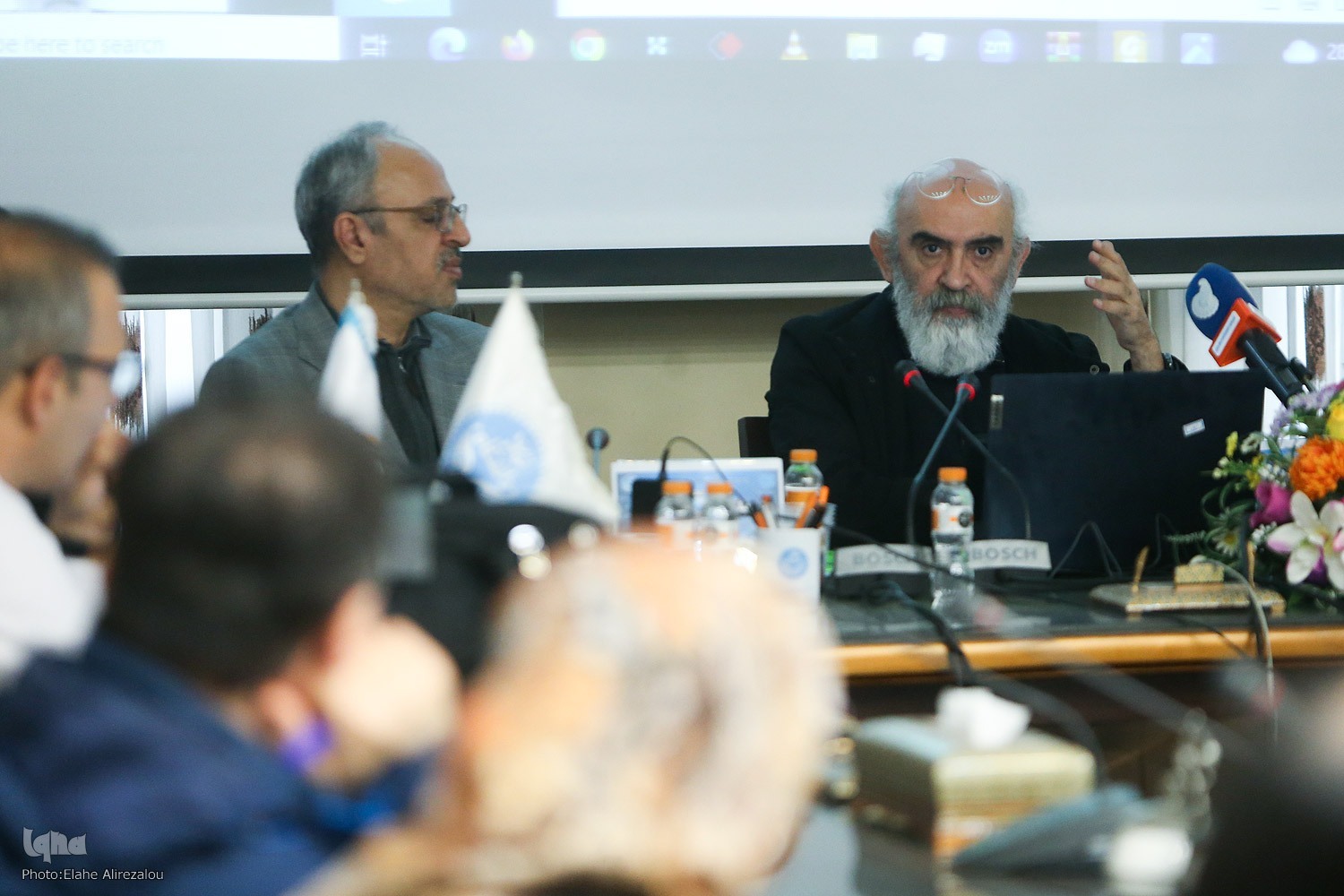 پرچم ایران بالاست