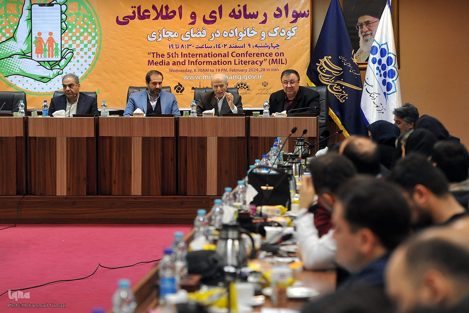 پرچم ایران بالاست