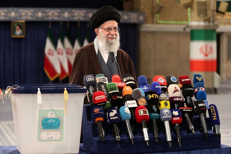 رهبر انقلاب اسلامی پس از انداختن رأی در صندوق
