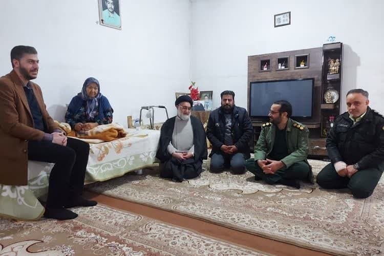 دیدار مسئولان تویسرکان با خانواده شهید