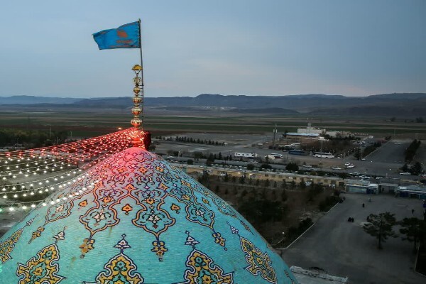 اهتزار پرچم فیروزه‌ای بر فراز گنبد مسجد مقدس جمکران