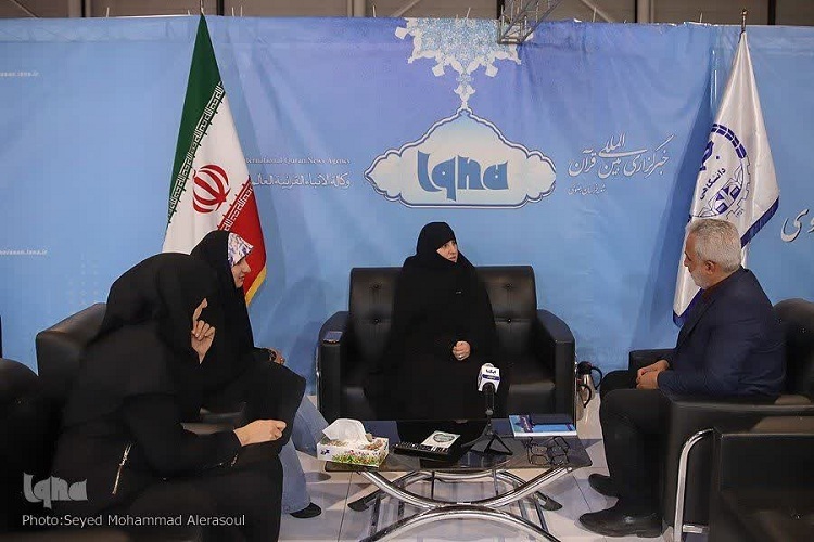 کیمیا کبیری، مؤلف کتاب آموزش روخوانی قرآن کریم و مدرس قرآن کریم غرفه ایکنا در هفدهمین نمایشگاه بین‌المللی قرآن و عترت