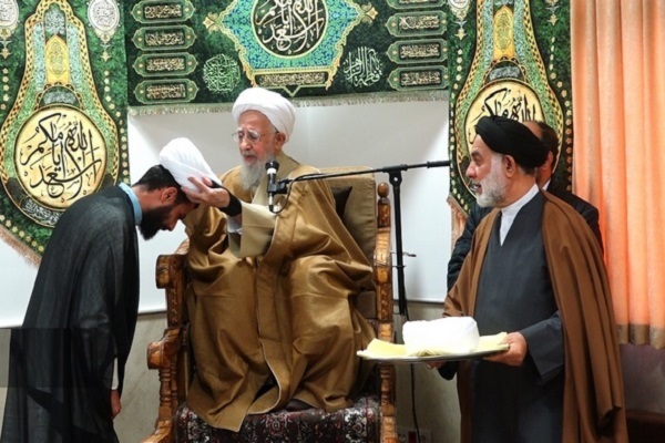 جمعی طلاب توسط مراجع معظم تقلید معمم شدند