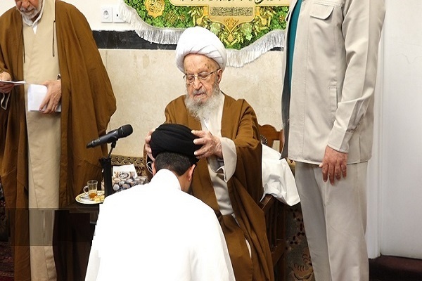 جمعی طلاب توسط مراجع معظم تقلید معمم شدند