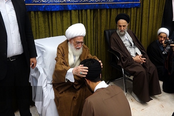 جمعی طلاب توسط مراجع معظم تقلید معمم شدند