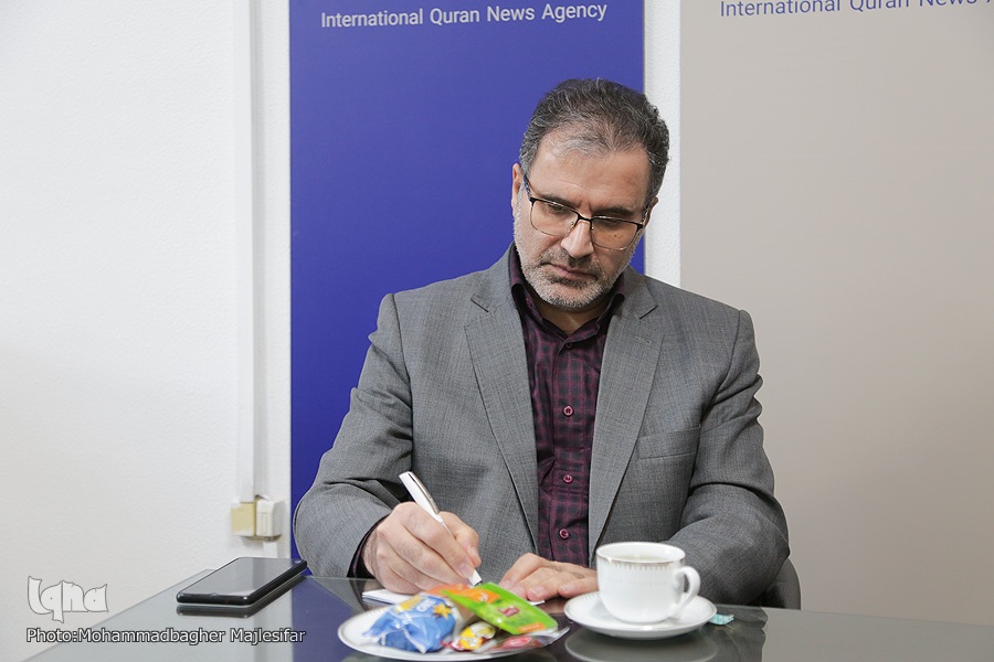ابوالحسن فیاض انوش عضو هیئت علمی گروه تاریخ دانشگاه اصفهان