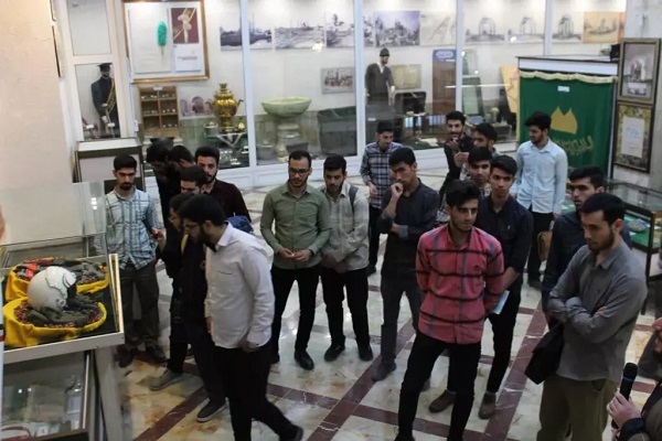 بازدید معلم از موزه فاطمی