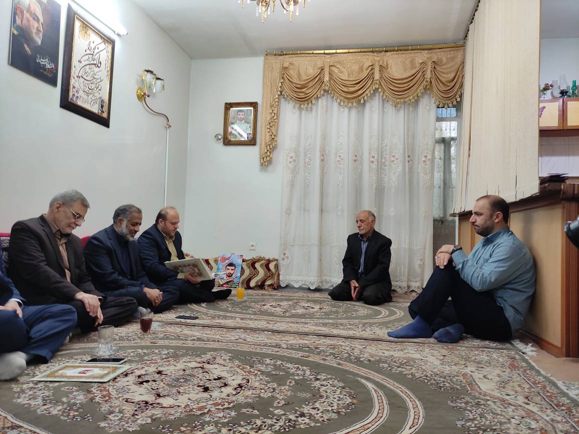 سیره و زندگی شهدا را الگوی خود قرار دهیم
