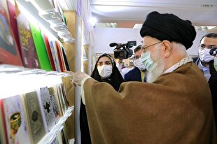 نخستین بازدید رهبر انقلاب از نمایشگاه کتاب در قرن جدید