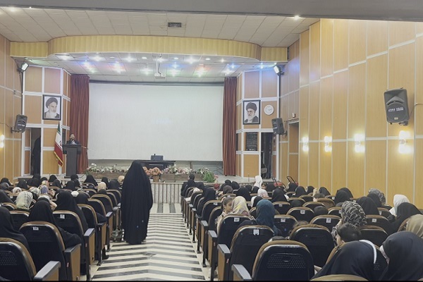 مراسم دهه کرامت با بزرگداشت روز دختر و جشن میلاد حضرت معصومه (س)، شامگاه گذشته، ۳۰ اردیبهشت از سوی جامعةالقرآن شعبه اراک