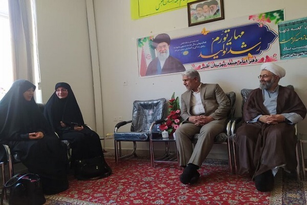 دیدار امام جمعه طبس با بانوی تازه مسلمان