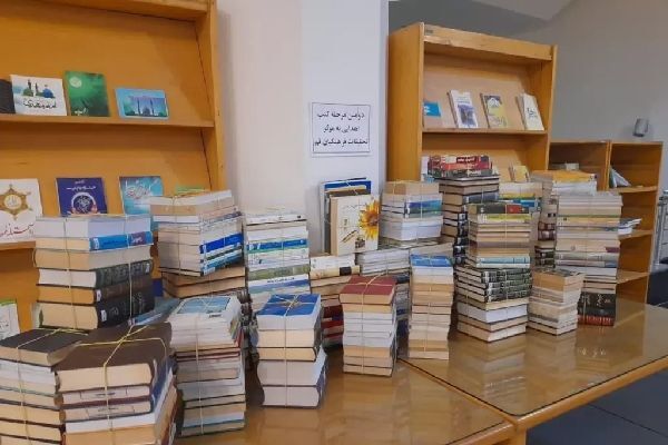 کتابخانه فاطمی ۵۲۸ عنوان کتاب به کتابخانه فرهنگیان قم اهدا کرد