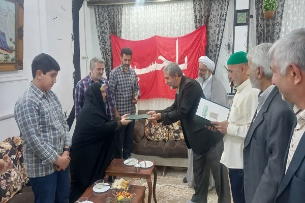 اهدای سند افتخار بازسازی عتبات در ازادشهر