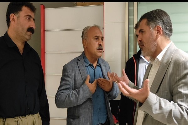 دیدار فرماندار با پدر کودک مجروح شده سنندجی