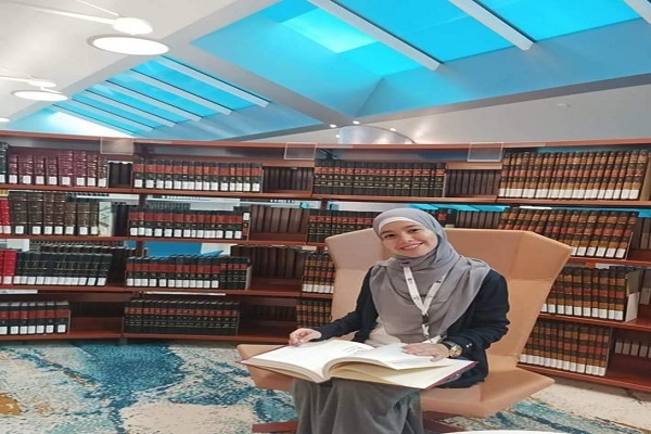 استعداد خارق‌العاده دختر نوجوان مصری در حفظ و مطالعه قرآن و متون اسلامی