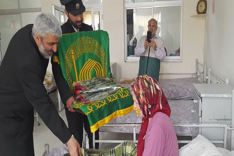 تبرک و توسل سالمندان انزلی به پرچم مطهر گنبد حرم رضوی + عکس تبرک و توسل سالمندان انزلی به پرچم مطهر گنبد حرم رضوی + عکس