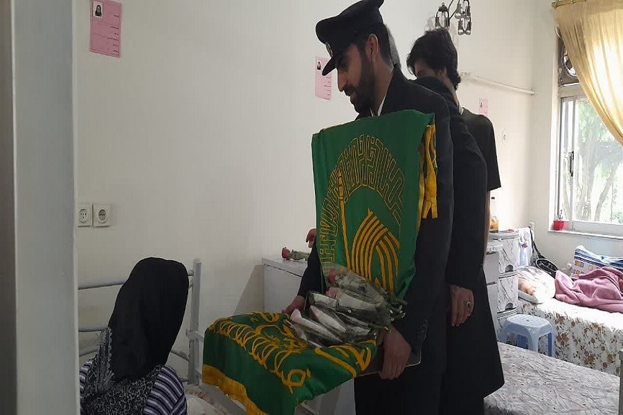 تبرک و توسل سالمندان انزلی به پرچم مطهر گنبد حرم رضوی + عکس تبرک و توسل سالمندان انزلی به پرچم مطهر گنبد حرم رضوی + عکس
