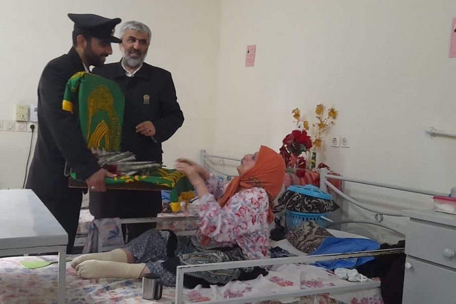 تبرک و توسل سالمندان انزلی به پرچم مطهر گنبد حرم رضوی + عکس تبرک و توسل سالمندان انزلی به پرچم مطهر گنبد حرم رضوی + عکس