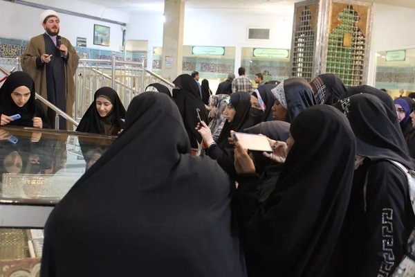 بیش از۳۰۰ طلبه و دانشجوی خارجی مقیم قم از موزه فاطمی بازدید کردند