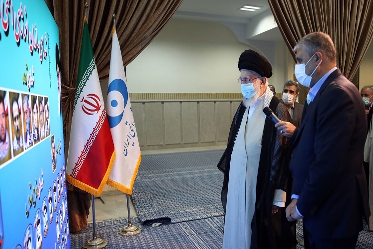 بازدید رهبر انقلاب از نمایشگاه دستاوردهای صنعت هستهای بازدید رهبر انقلاب از نمایشگاه دستاوردهای صنعت هستهای