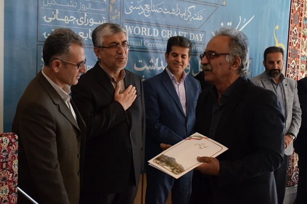 آیین تجلیل از هنرمندان، صنعتگران و فعالان صنایع‌دستی و هنرهای دستی کردستان