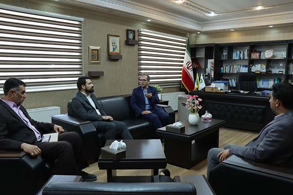 دیدار احسان عابدی مدیرکل ارشاد یزد با رضا نجف‌زاده سرپرست مالیاتی