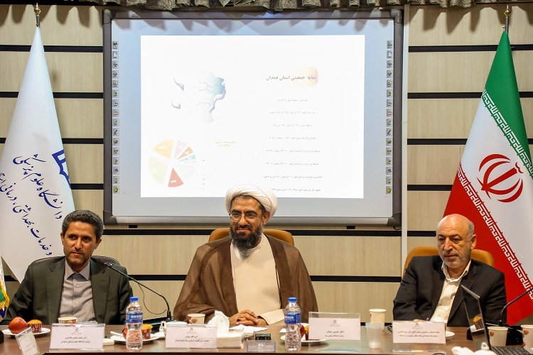 جلسه هم اندیشی امام جمعه همدان با نخبگان دانشگاهی