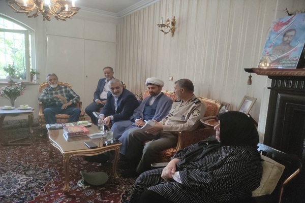 دیدار جامعه قرآنی با خانواده شهید هاشمی