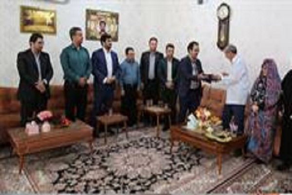 دیدار مدیرعامل شرکت گاز ایلام با خانواده شهدای ترور استان