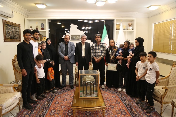 دیدار خانواده 11 فرزندی با استاندار فارس