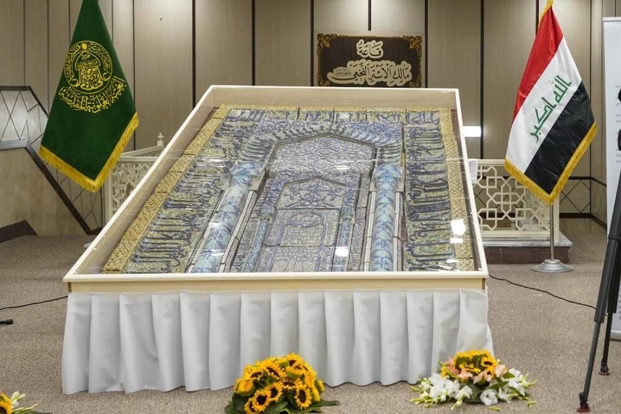 محراب زرین‌فام حرم علوی