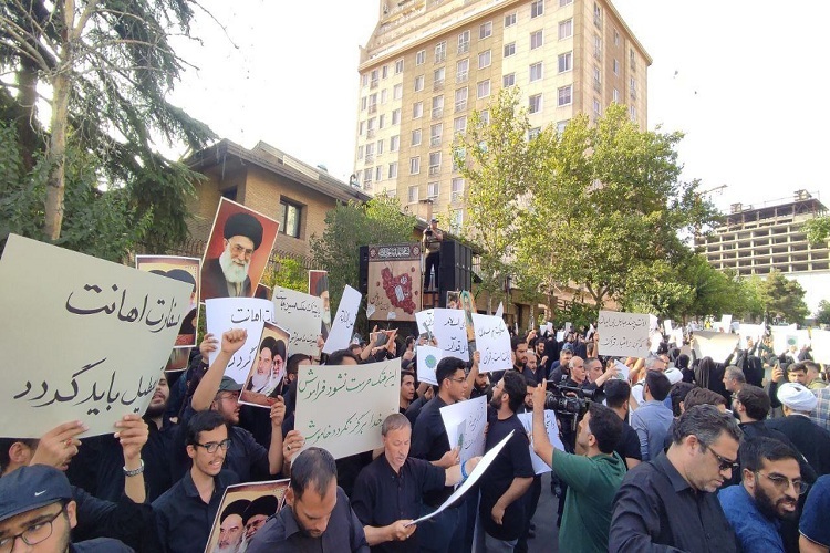 تجمع دانشجویان مقابل سفارت سوئد
