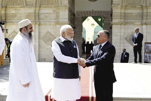 مودی در مسجد تاریخی مصر؛ نمایی از استانداردهای دوگانه هند + فیلم