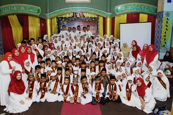 تجلیل از قرآن‌آموزان شعبه آستان عباسی در اندونزی