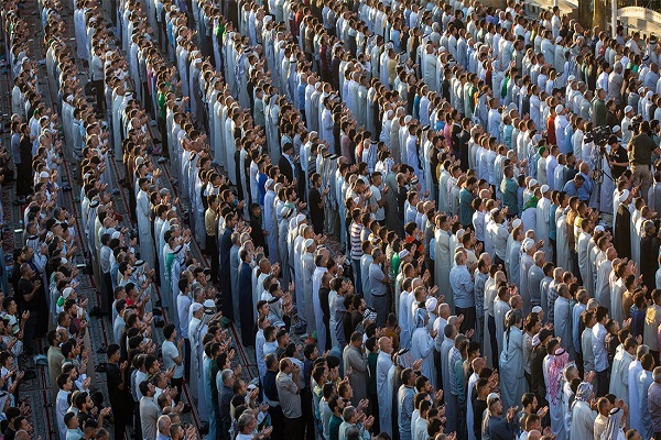 برگزاری نماز عید قربان در جوار حرم امام حسین (ع)