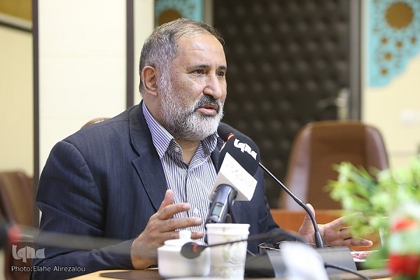 جاده اربعین جاده وحدت‌آفرین است/ سطحی‌نگری آفت برخی از جریان‌های شعر سرخ است