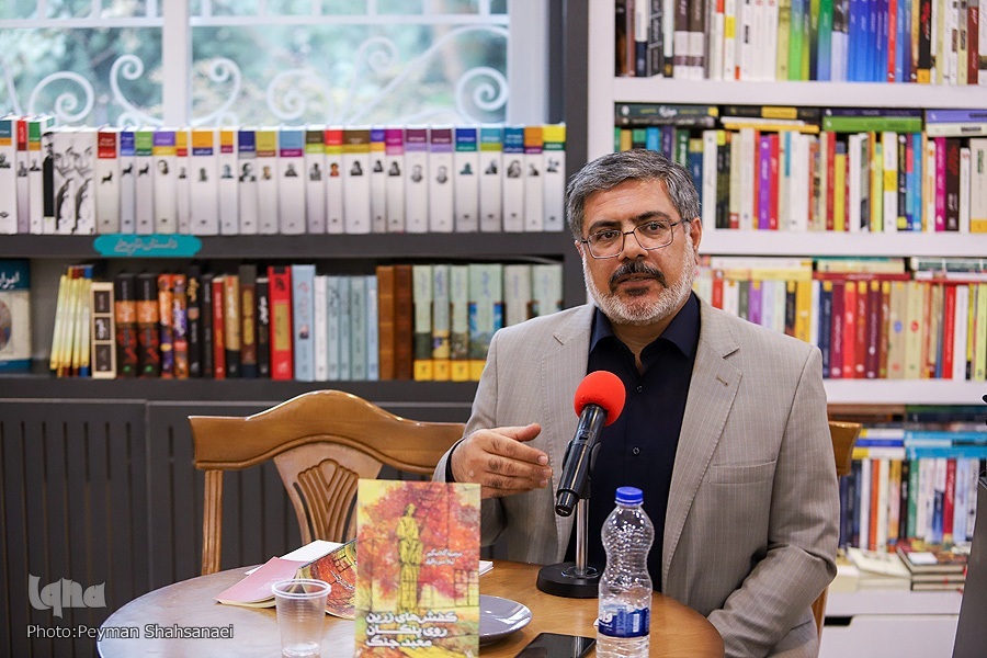 نشست گفت‌وگو درباره کتاب «کفش‌های زرین روی پلکان معبد جنگ»